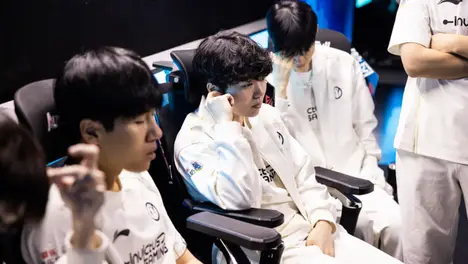 上海体育馆电竞盛宴：LPL战队激战正酣，粉丝应援燃爆比赛现场-乐竞电竞